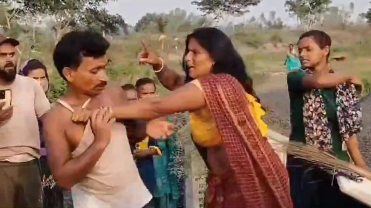In Maharajganj, truck driver made a comment on his daughter, angry mother pulled his hair beat him in public