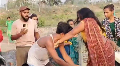 In Maharajganj, truck driver made a comment on his daughter, angry mother pulled his hair beat him in public