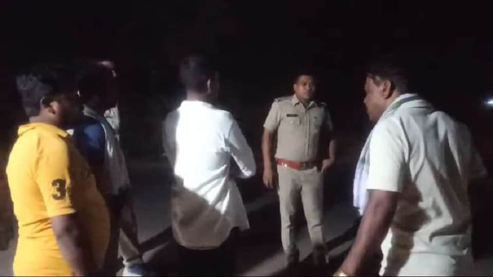 मौके पर पुलिस अधिकारी।