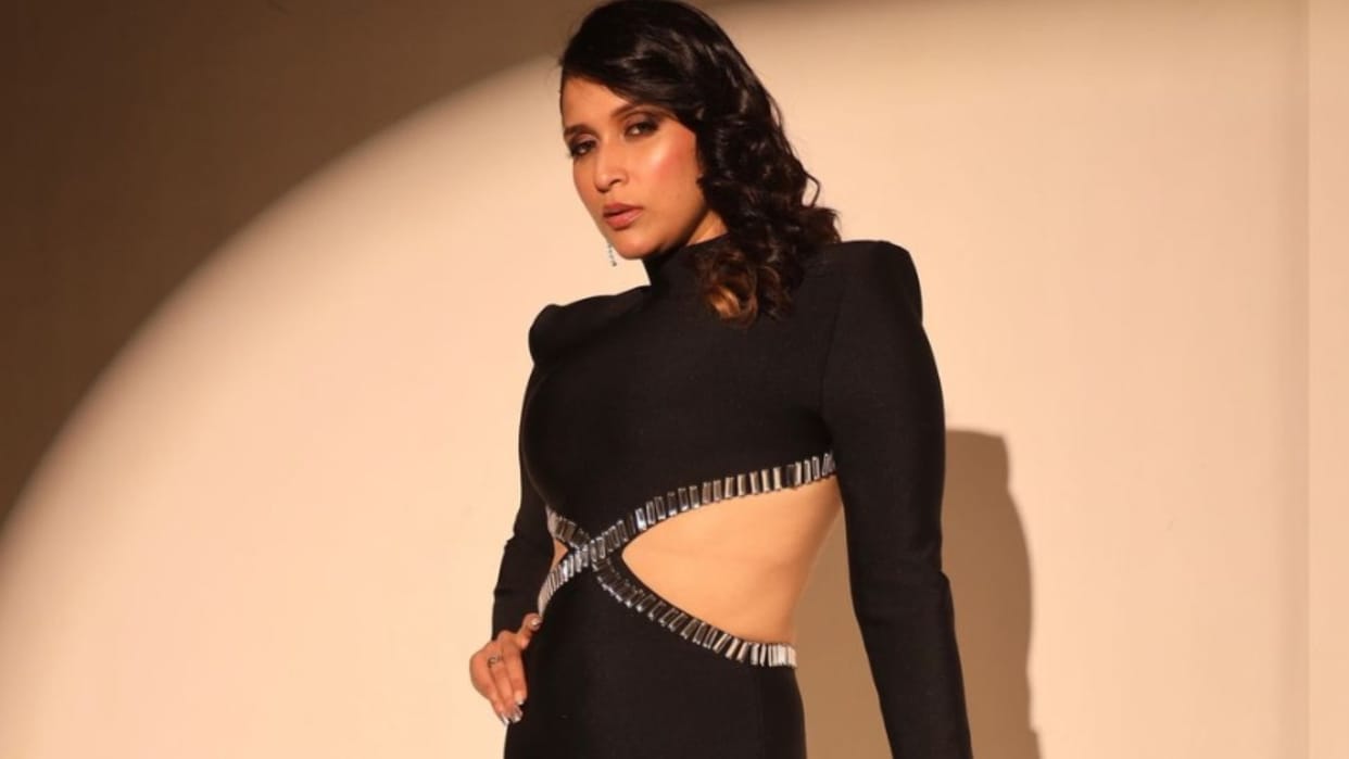 mannara chopra got trolled for dancing during ramp walk users says actress is doing Overacting video viral