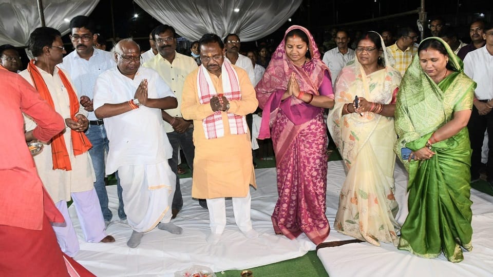 Minister Netam performed Bhoomi Pujan of hospital to built at cost of Rs 31 crore 63 lakh in Balrampur Ramnujg