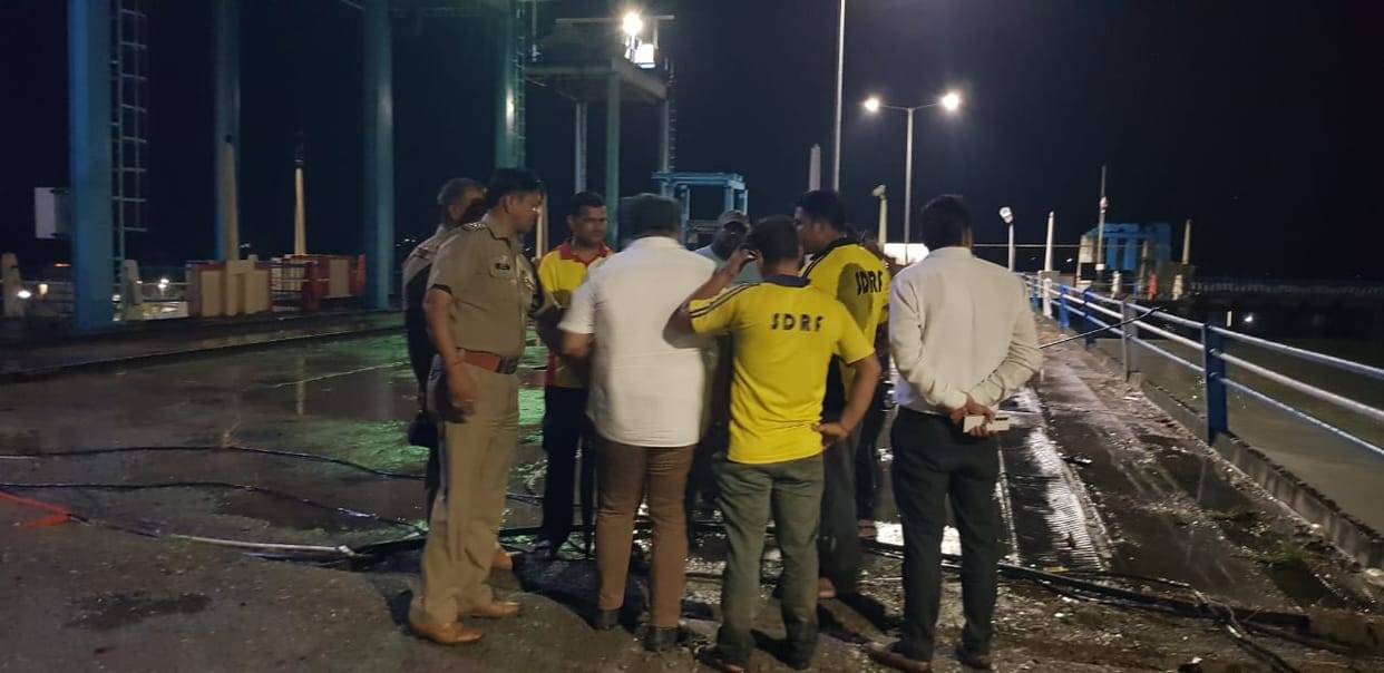 Dehradun News Father and Son jumped into Shakti nahar Vikasnagar Both drowned Sdrf Doing Search