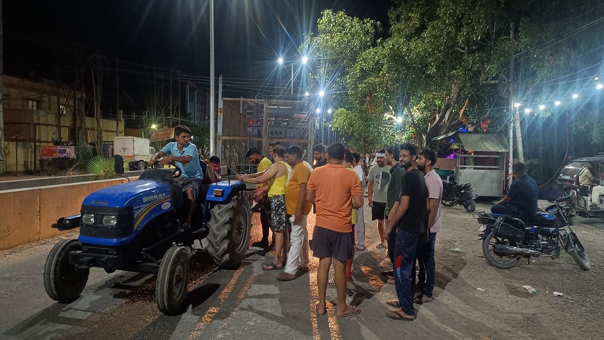 uproar over power cut in the scorching heat people blocked road at night in bareilly