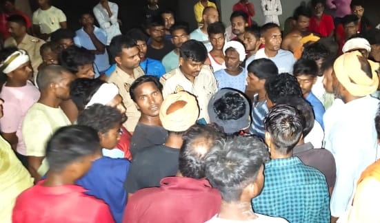 Lineman climbing pole died electric shock in varanasi angry family members and Villagers protested at t