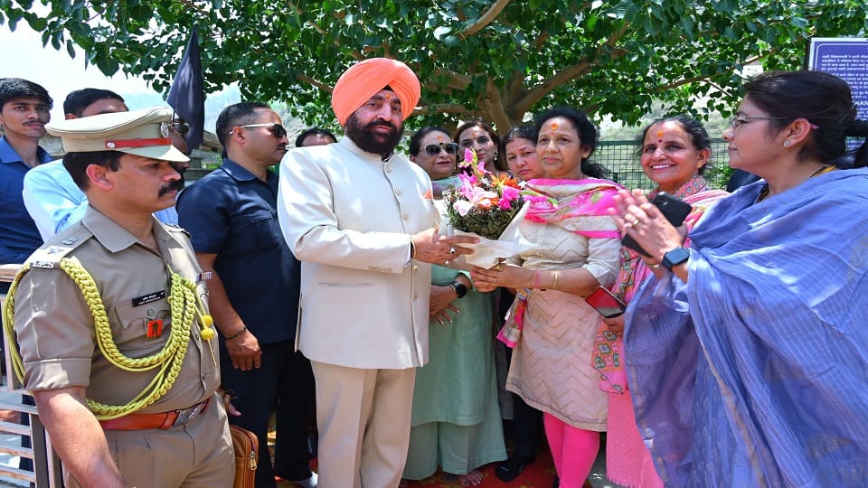 Governor Gurmit Singh reached Kakrighat Ranikhet with family