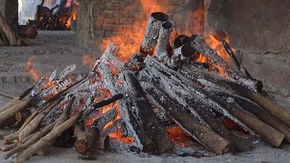 Jalaun: पत्नी की मौत के बाद पति ने भी तोड़ दिया दम, एक साथ हुआ अंतिम संस्कार Jalaun: After the death of his wife, the husband also died