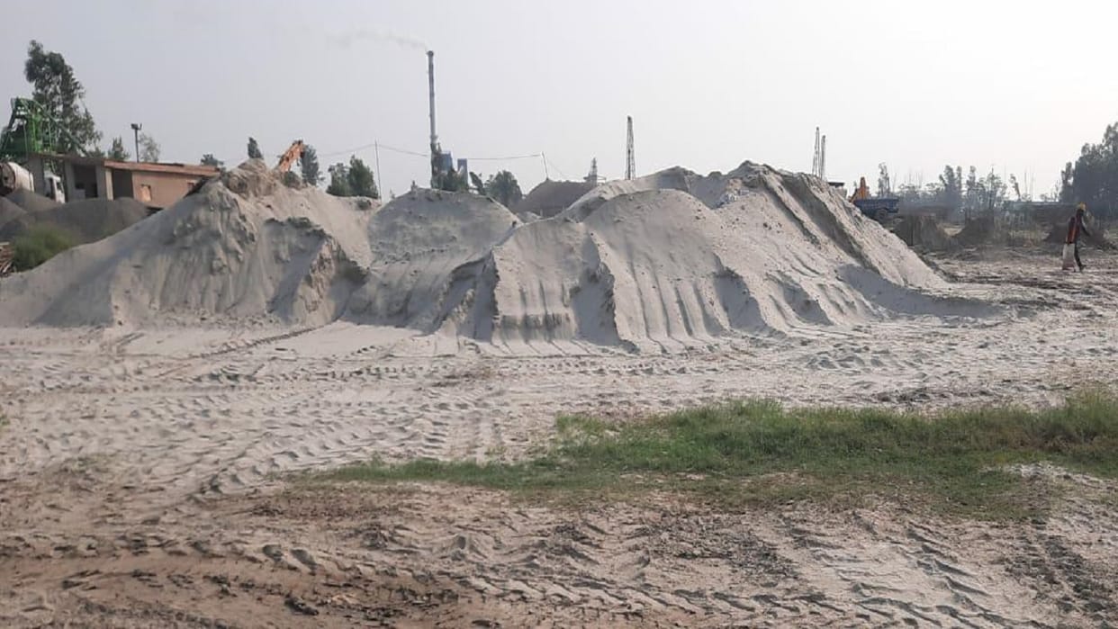 SDM caught 657 cubic meters of illegal sand storage in a sugar mill in Lakhimpur kheri
