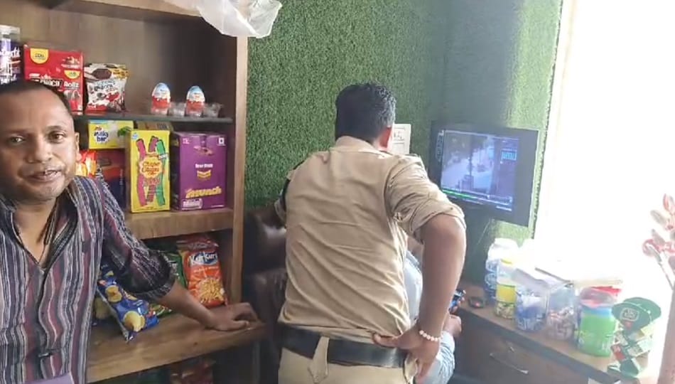 सीसीटीवी चेक करती पुलिस