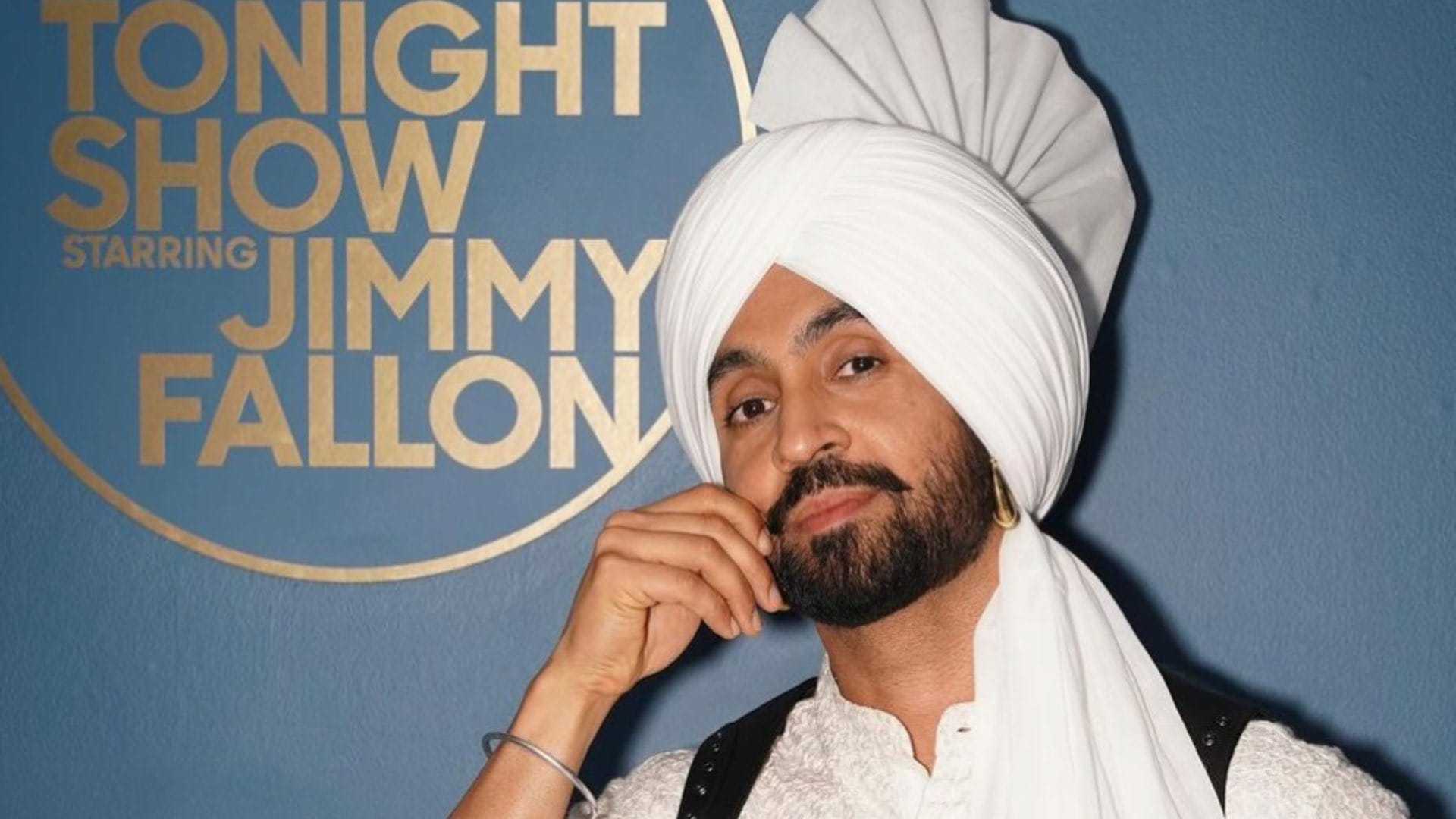 Diljit Dosanjh in Concert gifted shoes to Pakistani he gave a message which got the crowd cheering