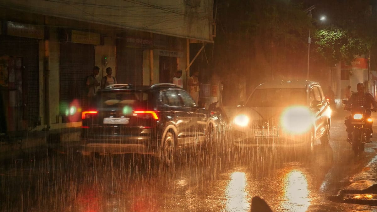 UP Weather: आधी रात आंधी के साथ हुई पांच मिमी बारिश, 60 किमी प्रति घंटे की रफ्तार से बही हवा; यलो अलर्ट जारी