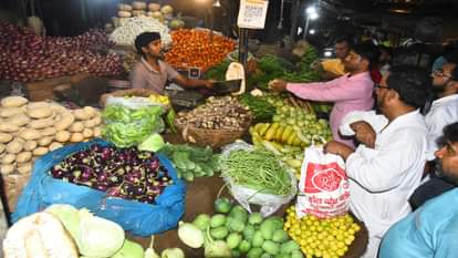दुकान पर सब्जियां खरीदते लोग