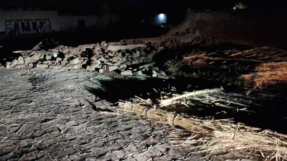 One person died and three njured in wall collapse due to storm and rain in Agra