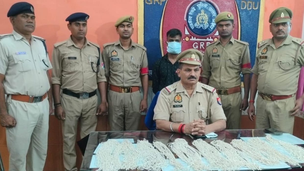 Silver caught again in Chandauli Goods worth 10 lakhs taken from Howrah to Agra GRP arrest suspected