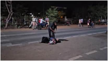 Agar Malwa: Woman creates ruckus in Kotwali police station police is not taking action on complaint