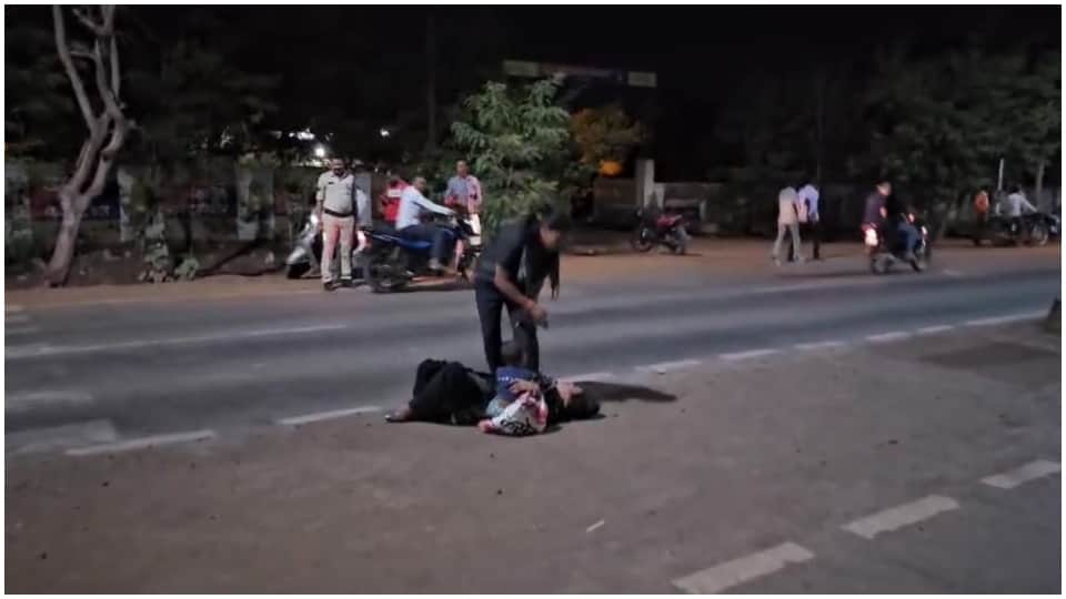 सड़क पर हंगामा करती महिला।