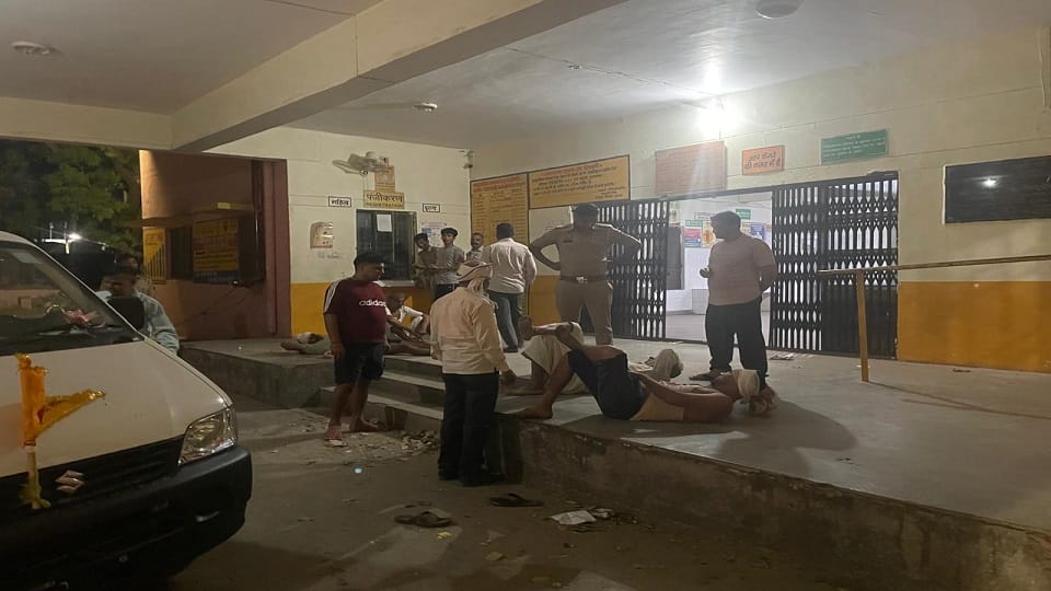 Clash between two parties in Nagla Dhiru of Fatehpur Sikri heavy stone pelting 15 injured