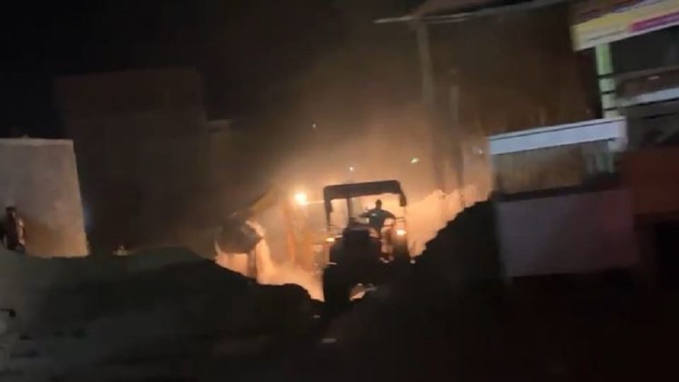 Illegal mining is not stopping in Jalesar etah mafia becomes active at night two videos went viral