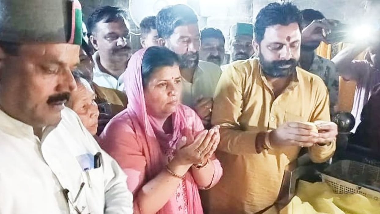 CM Sukhu wife Kamlesh started the election campaign by offering prayers at temple