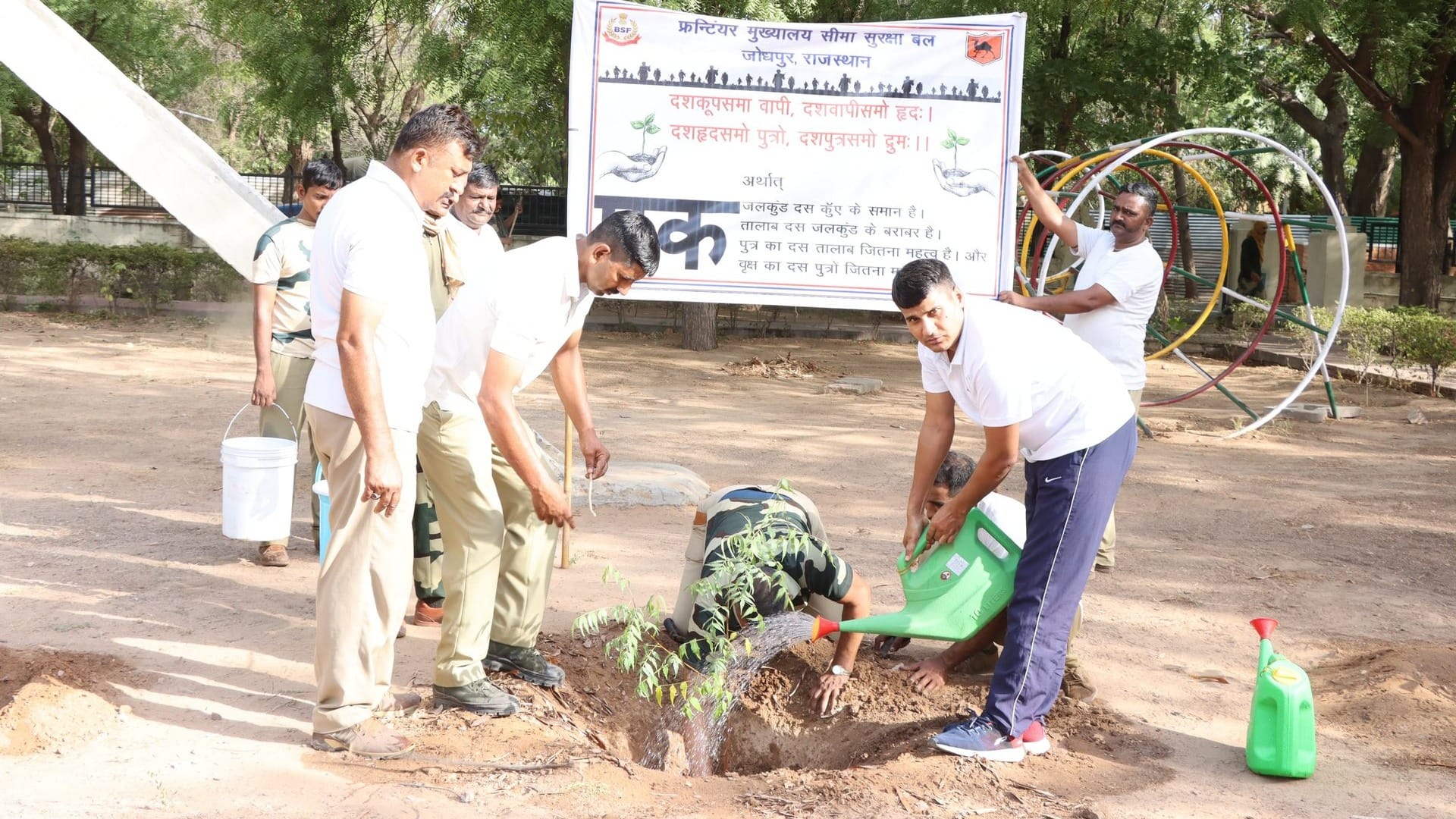 वृक्षारोपण करते बीएसएफ के जवान