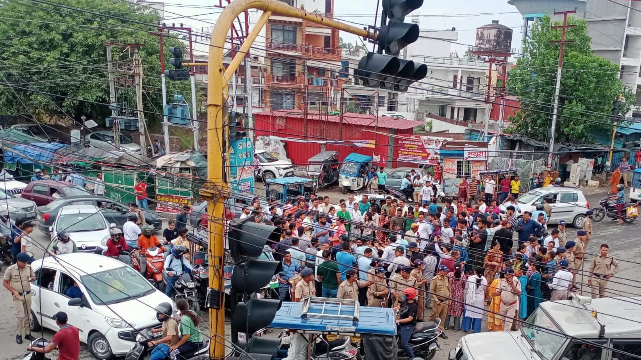 Dehradun Golikand firing incident Doon bandh called in protest against the murder people blocked the road