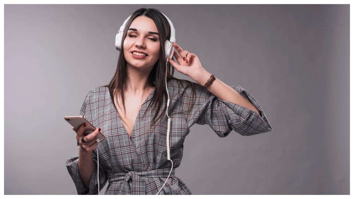 Problems of migraine headache and dizziness increasing due to wearing earphones for hours read doctors advice