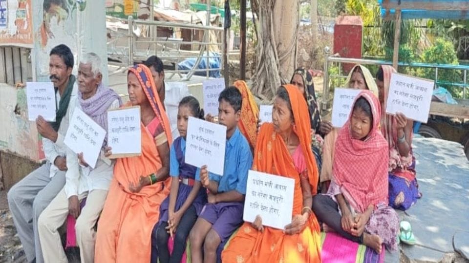 Villagers sitting on hunger strike in Janjgir for five-point demands