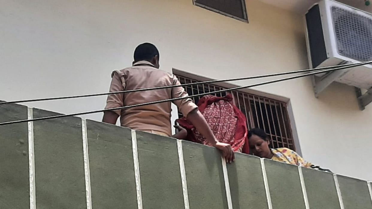 girl hanged herself hotel room in Varanasi matter is related to love