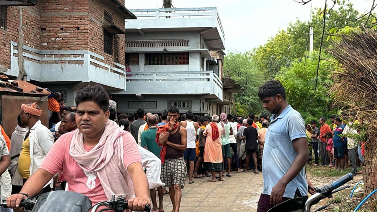 Boat capsized in Ganga river due to storm sailor died in ballia