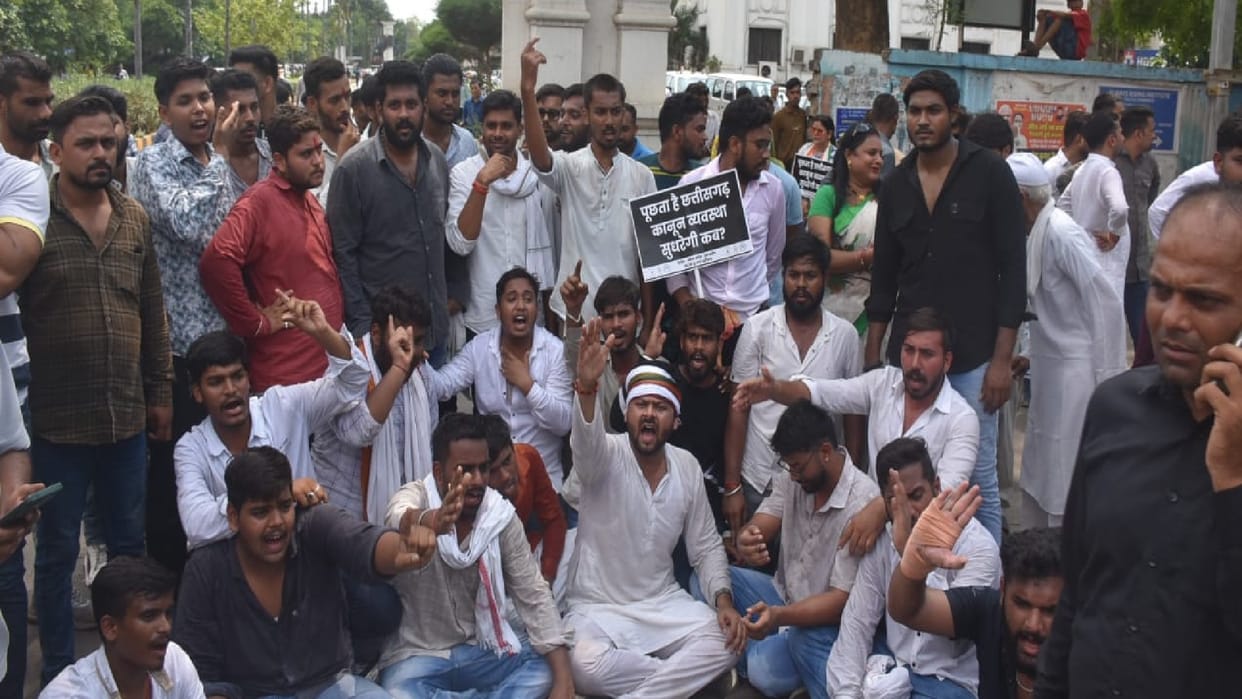 NSUI, Youth and Mahila Congress protest against Home Minister Vijay in Raipur