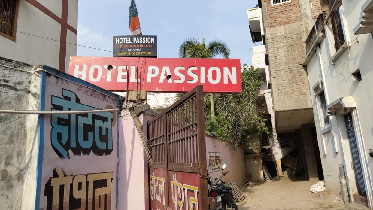 Bihar News Police Raid At Hotels in Chappra 19 Young Men and Women Found in objectable Condition