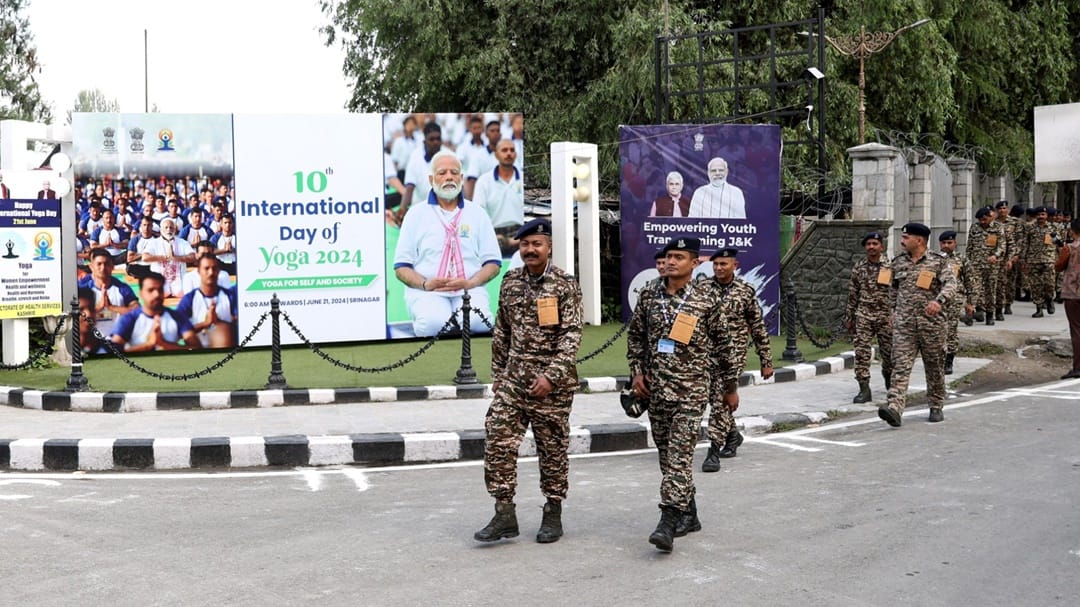PM Modi Kashmir visit : Blockade from Lakhanpur to Uri alert on border senior officials camping