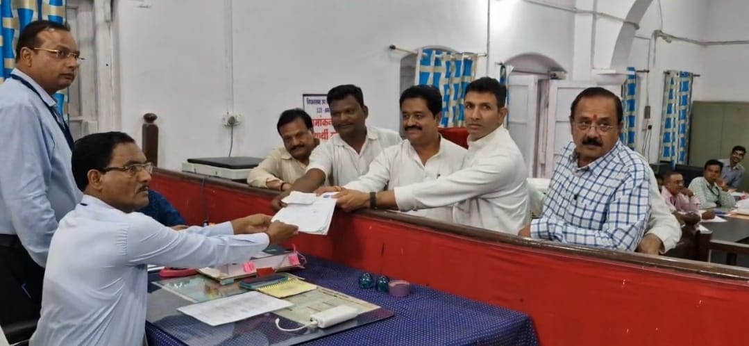 जीतू पटवारी ने अमरवाड़ा विधानसभा उप चुनाव के लिए दो नेताओं के पर्चे दाखिल करवाए।