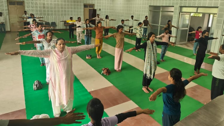 International Yoga Day: काशी विद्यापीठ में ट्रांसजेडरों ने किया योग, दिनचर्या में शामिल करने का लिया संकल्प