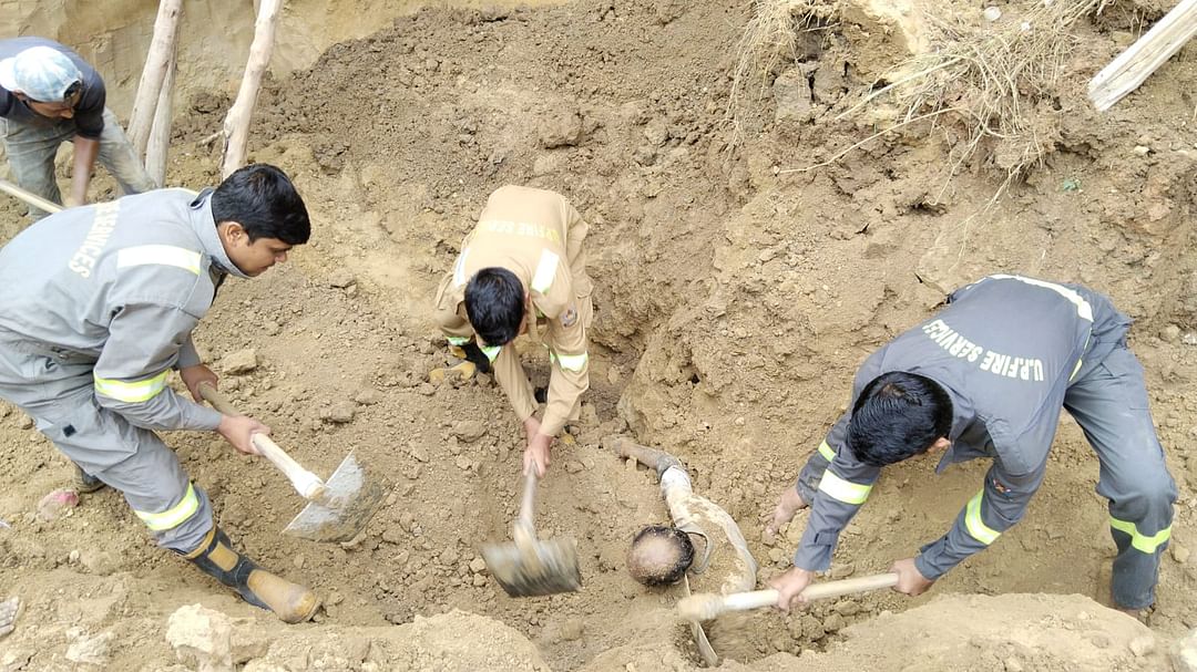 One labourer died during digging in Bakshi Ka talab in Lucknow.