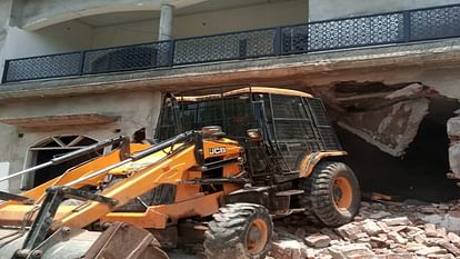 Umesh Pal Murder Case: Bulldozer ran on the luxurious house of Ashraf's wife Zainab, PDA demolished the house