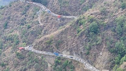 Uttarakhand Weather News Debris fell from the mountain on Mussoorie-Dehradun road vehicles stuck in the jam