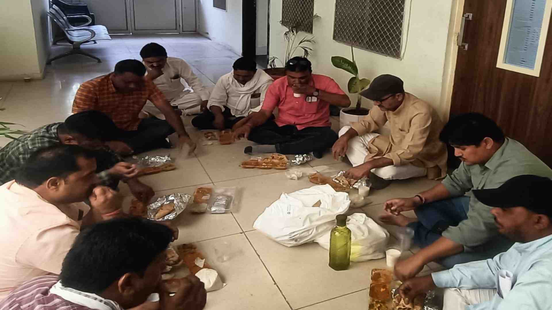 नगर परिषद के बाहर धरने पर बैठे पार्षद।