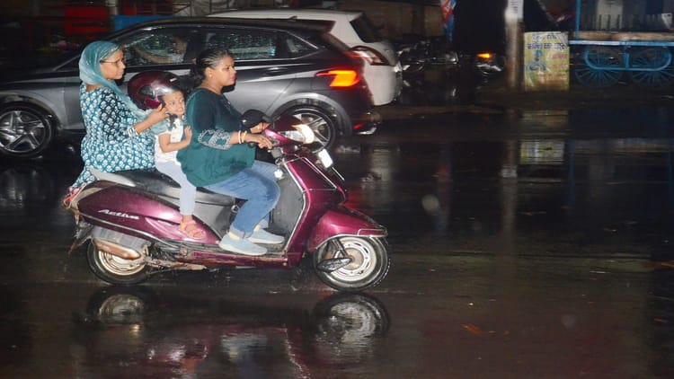 Bareilly Weather: लंबे इंतजार के बाद राहत की फुहार, आंधी-बारिश के साथ प्री-मानसून का आगाज