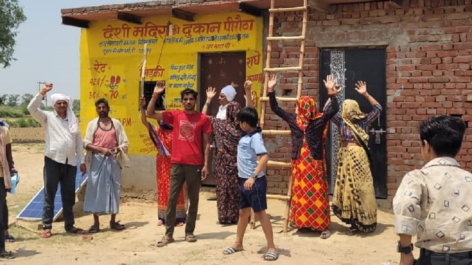 Women demonstrated at liquor vends in agra
