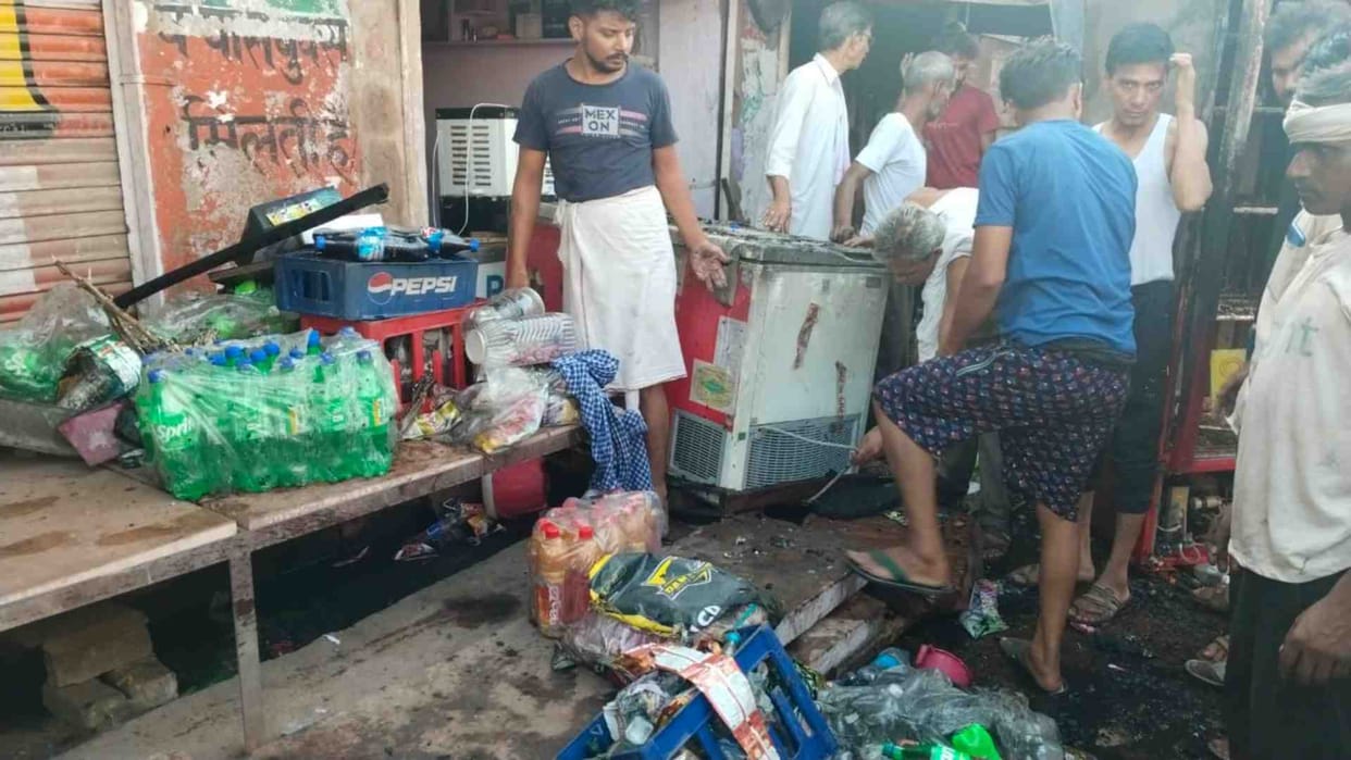 Bharatpur News: Ice cream parlor burnt in fire in Roopwas town