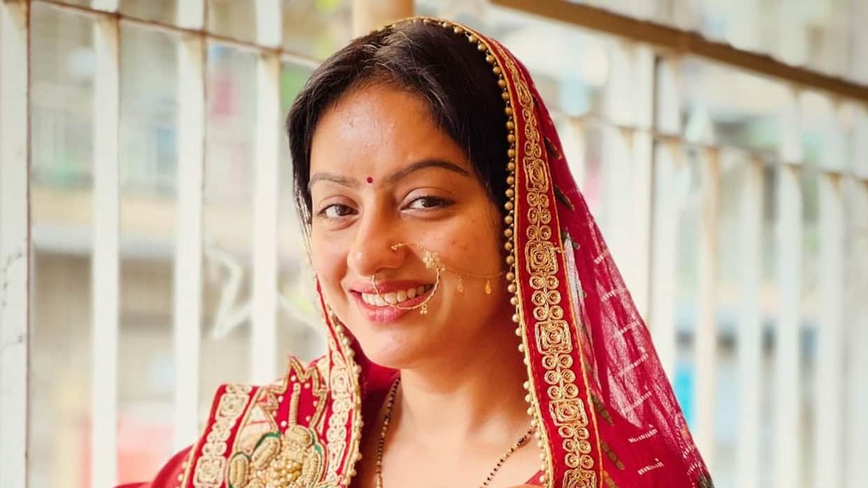 Deepika singh Suffered a Major Injury while shooting on the set of Mangal Lakshmi Huge Plyboard fell on her