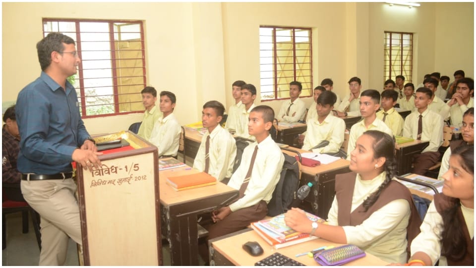 Ujjain Collector Neeraj Kumar Singh inspected Government Higher Secondary School