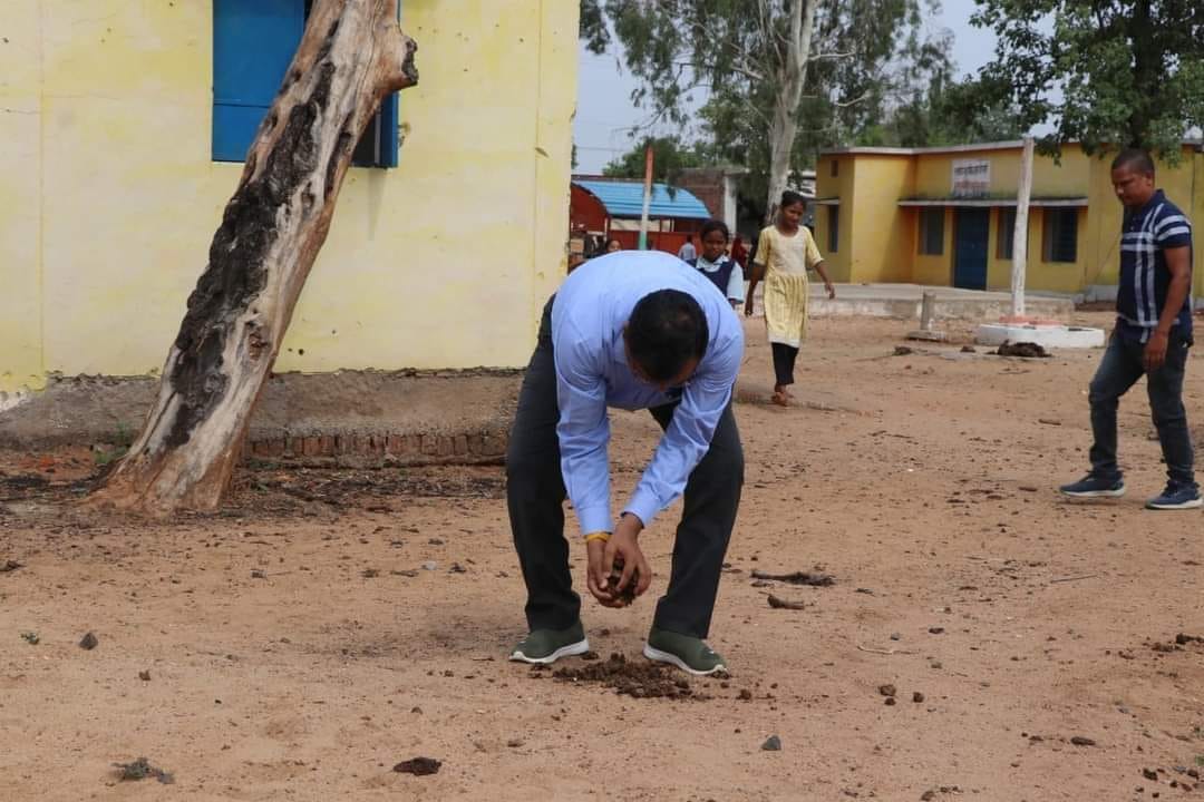 Umaria: Commissioner reached the school and picked up dung, ordered to suspend two teachers