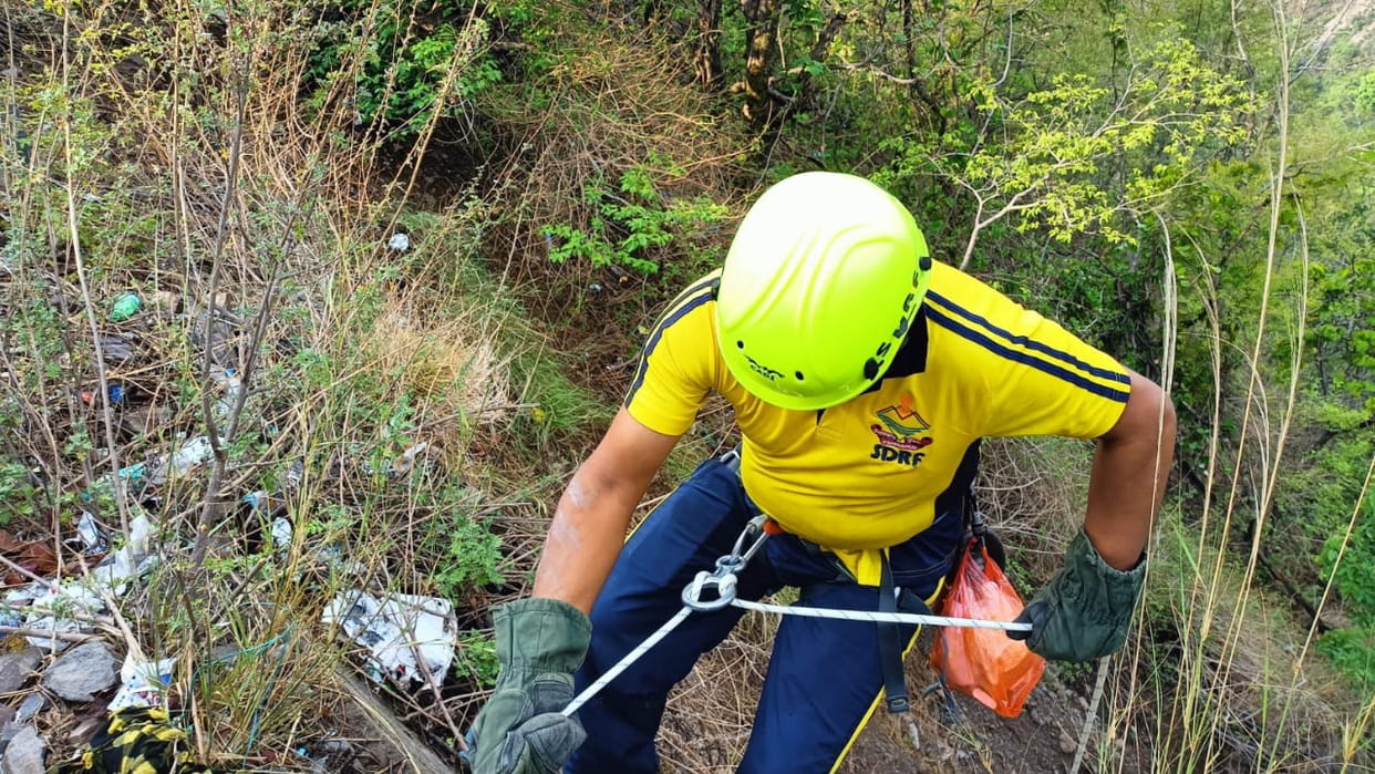 Car stuck on the hill crane brakes failed in Rishikesh Kaudiyala Devprayag People injured Uttarakhand news