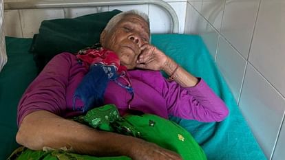 Chamoli Narayanbagad 98-year-old sick woman carried on a stick for 3.5 kms on foot and then taken to hospital