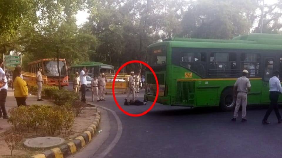 Protest : Students lying on the road in front of Old Parliament, Delhi Police showed negligence