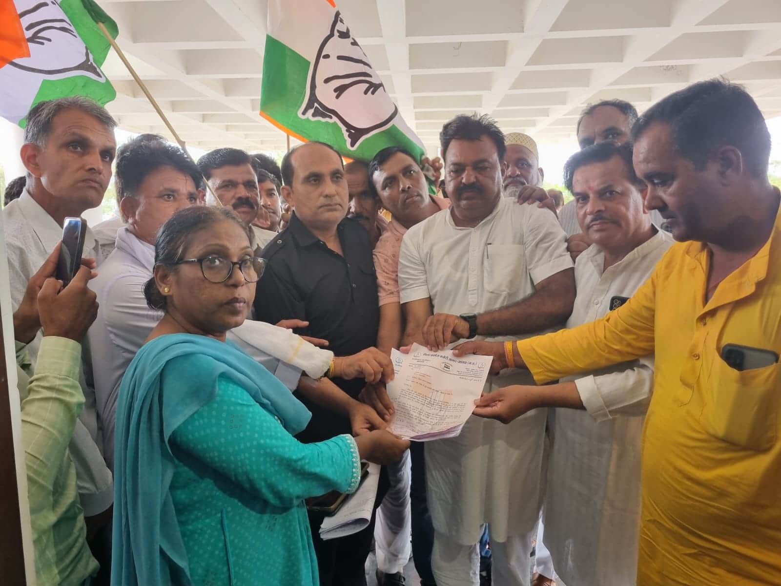 आगर मालवा में कांग्रेस कार्यकर्ताओं ने ज्ञापन सौंपा