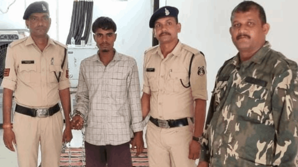 accused who hoisted a white flag in the joint office premises was arrested In Baloda Bazar violence case