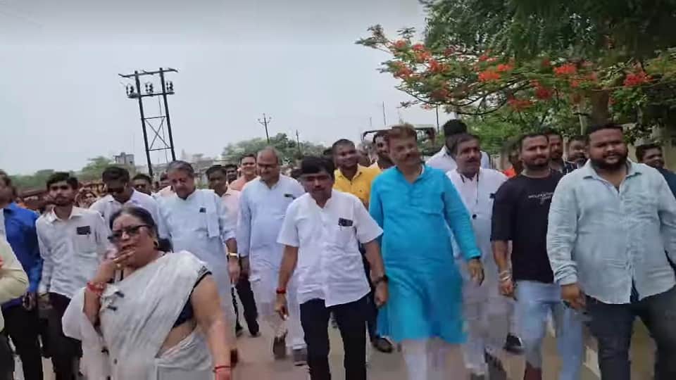 भाजपा नेताओं ने पालिका कार्यालय का किया घेराव