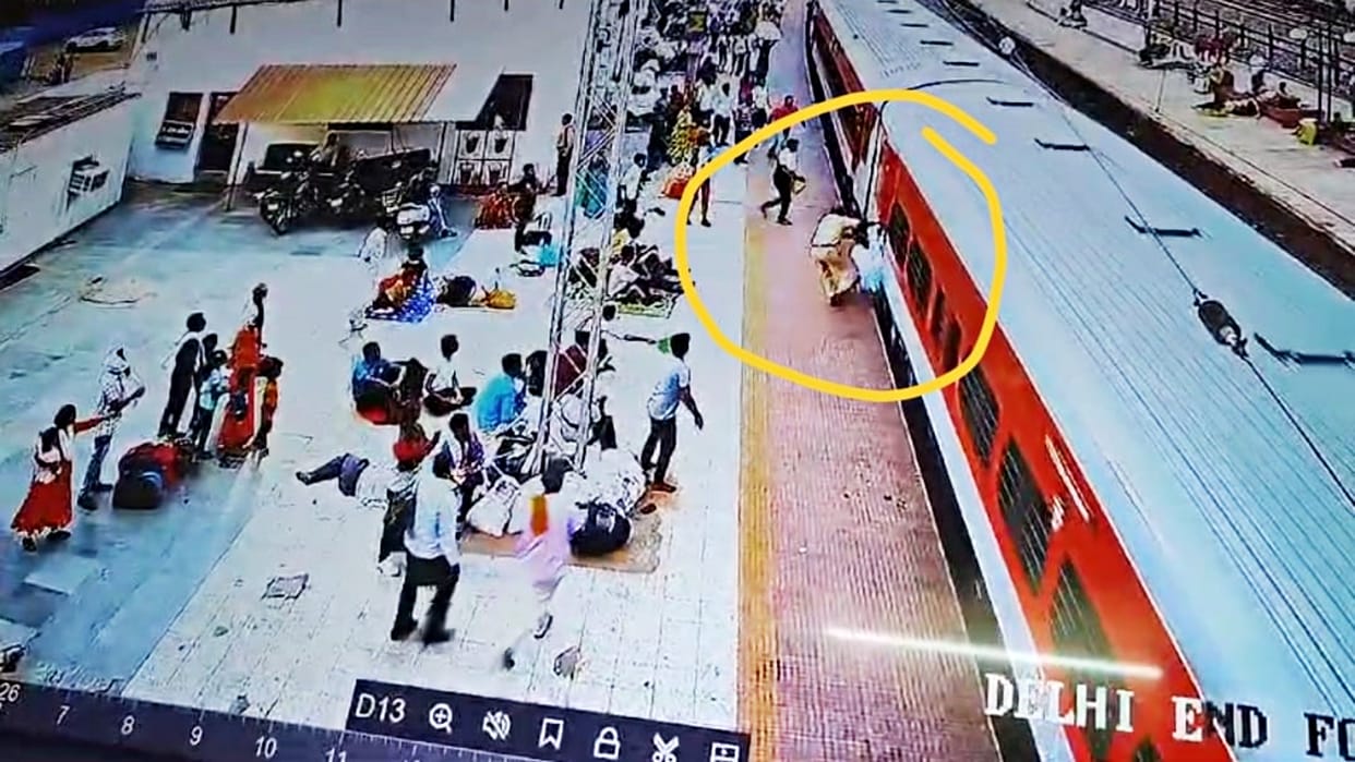 Bihar News: RPF saved life of a female passenger at Gaya Junction, she had fallen while boarding moving train